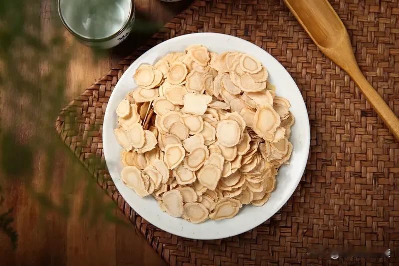 西洋参和黄芪枸杞能一起泡水喝，它们没配伍禁忌，药效也不冲突，还能滋阴补气。
黄芪