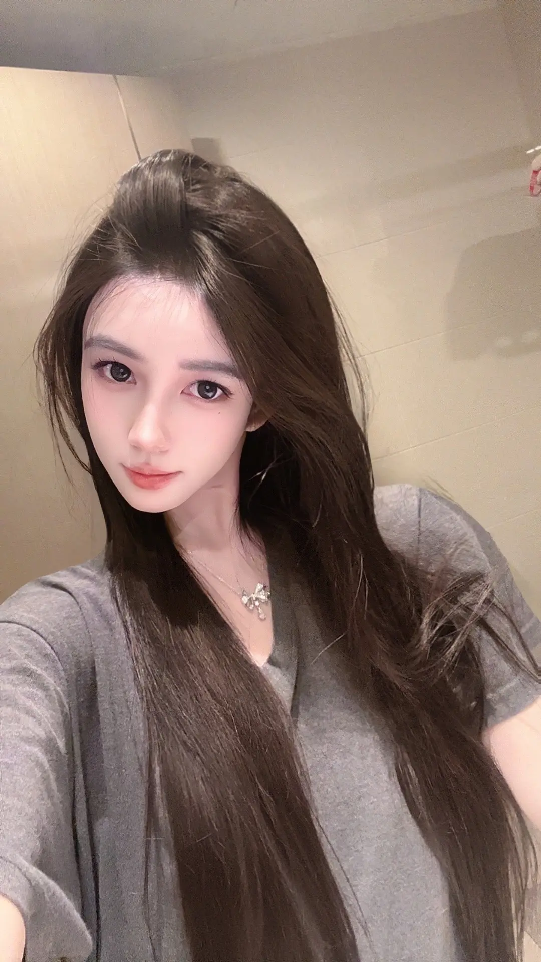 在乎你的人 风吹草动都心疼 不在乎你的人 狂风暴雨也无声