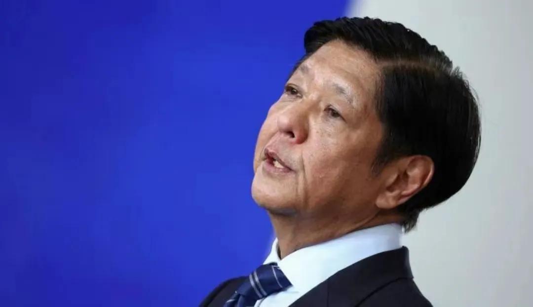 在香格里拉对话会上，菲律宾总统马科斯发表演讲，多次提到美国。有记者追问，为什么如