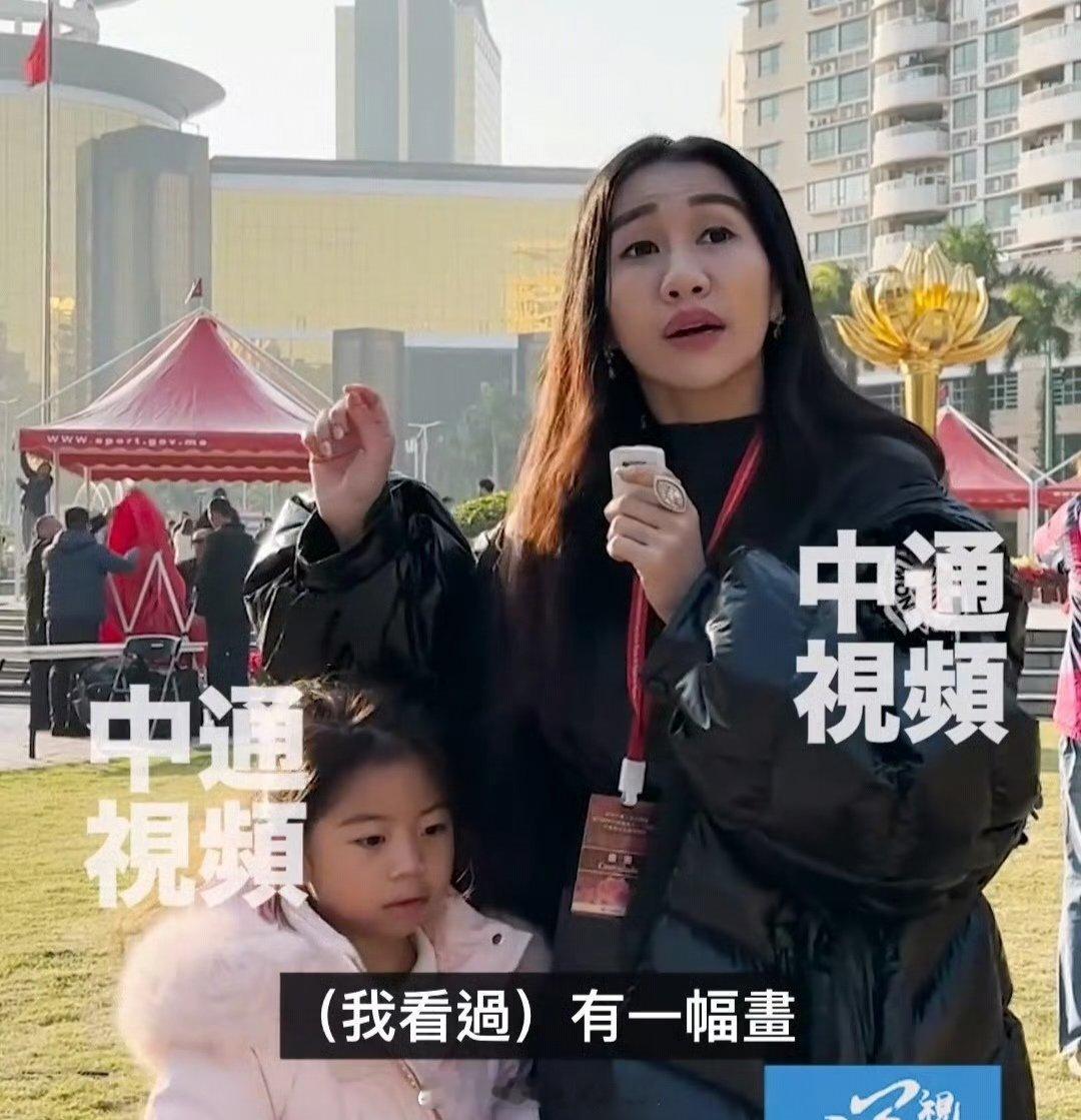 何超盈带女儿参加升旗礼 时间好快啊 