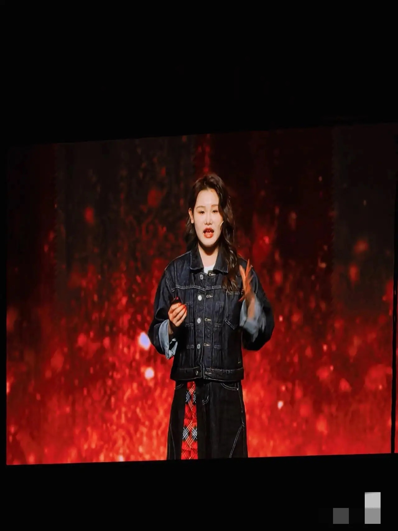 曾经的跳水奥运冠军张家齐现身舞台演讲，她讲的内容是个人当运动员时的生活日常，为了