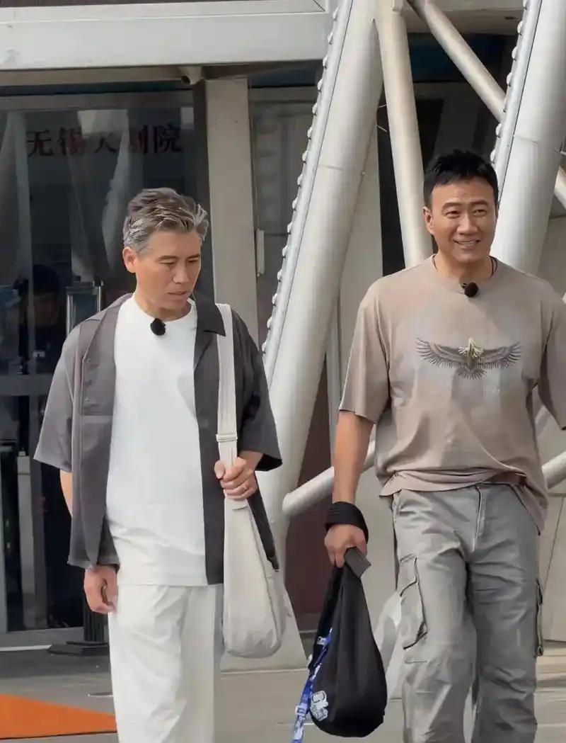老板不说我干饭，谁不想这么急头白脸的在老板背后狂吃一顿？
 
虽说俩鸟叔的工作磕