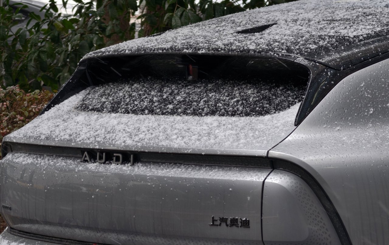 上海刚刚下雪了 印象里上次上海这么大的雪，还是十年前？ 上海