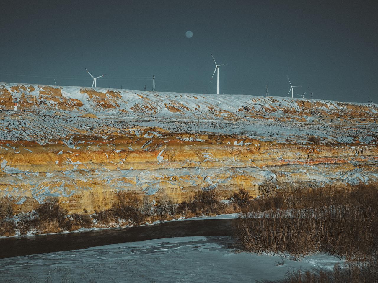 在当下的中国西部，你可以在各种风景地貌中见到风能和太阳能的发电设施，无论是戈壁、