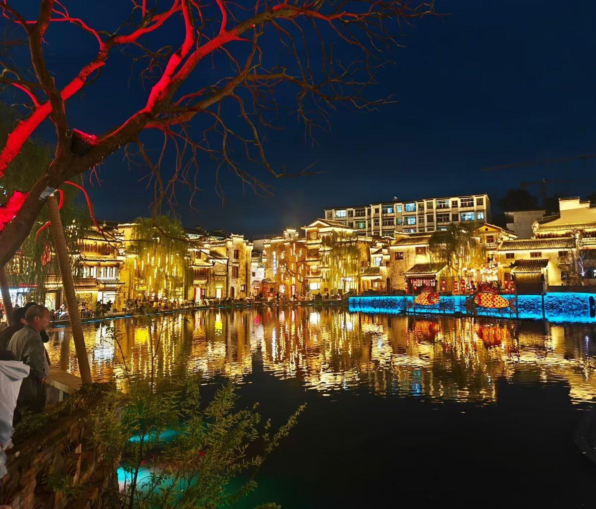 2. 漫步河畔，看灯火漫卷河面，光影摇曳。这一刻，岁月悠长，心境安然。
3. 夜