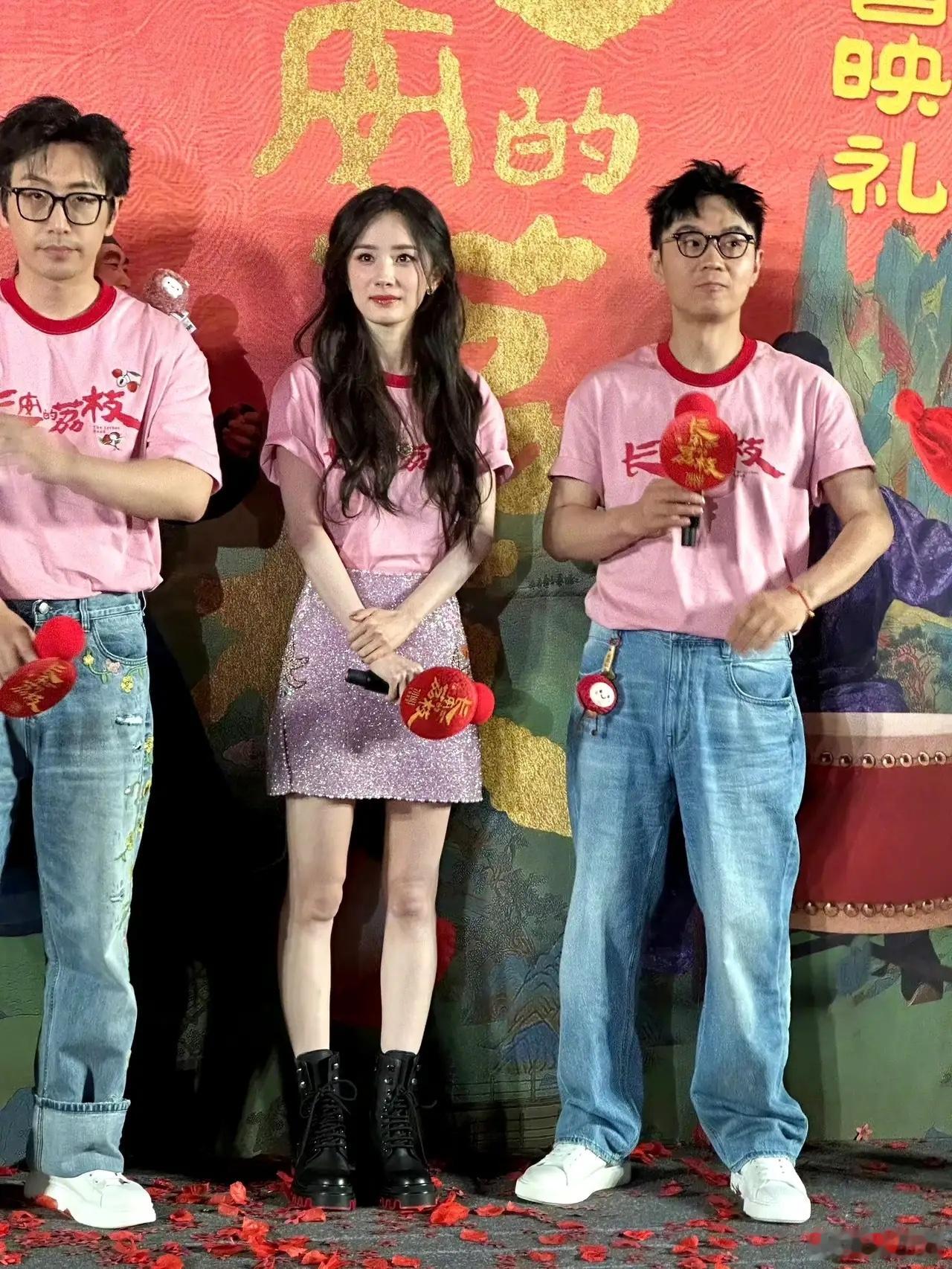 杨幂去参加路演啦，她身上这套衣服简直绝了，满满的少女感扑面而来！不过她现在的状态