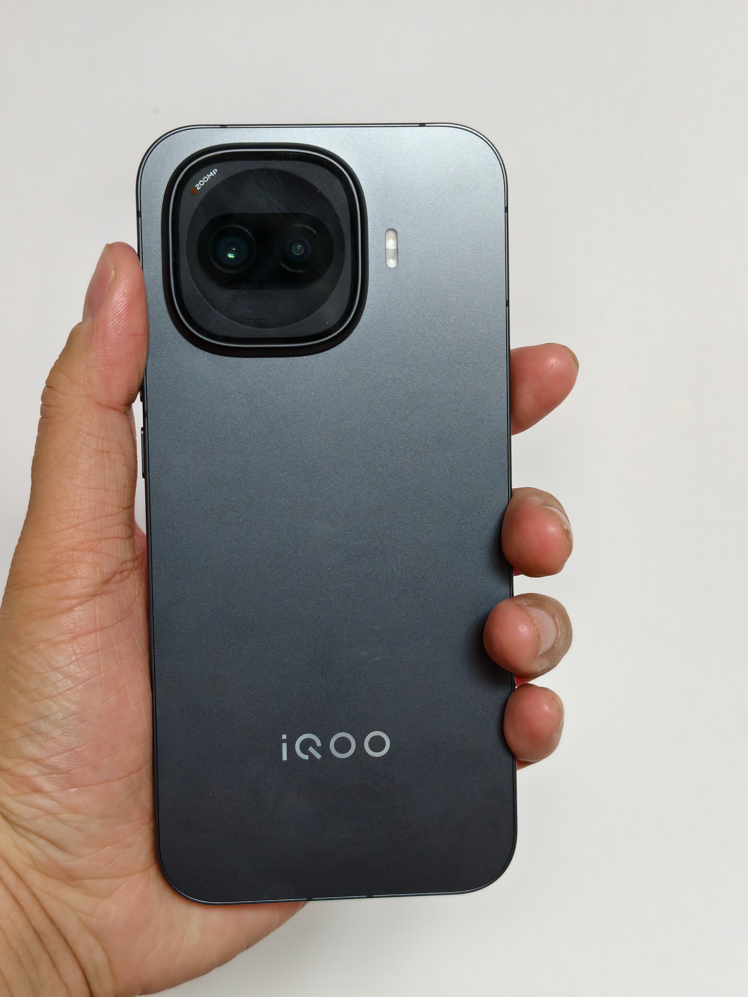 我老婆今天拍的iQOO Z11（图123456），拍的比我好看多了（图789），