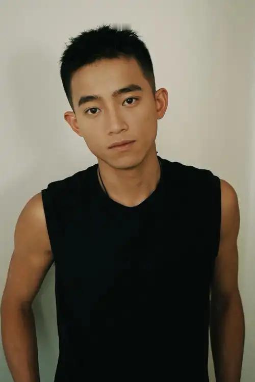 到底怎么找到的？选的这个演员还真挺合适，两人演同一个人，简直太像了。

《危险关