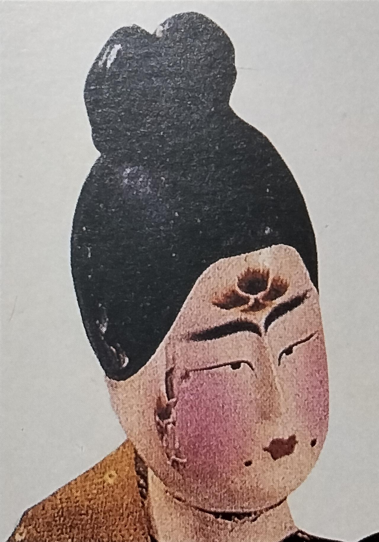 一提起唐朝姑娘，大家脑海里多半是浓妆艳抹、风情万种的样子，尤其是脸上那些亮晶晶、