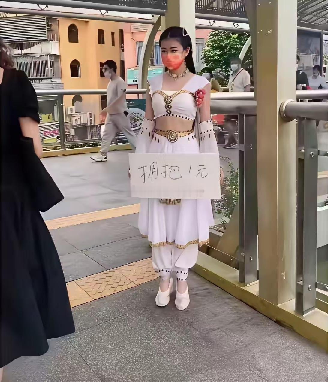如果是你遇到这样的，你敢上前拥抱吗？