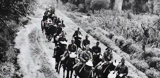 1938年，一个地主带着500多个鬼子进山找八路军。鬼子怕迷路，边做记号边走，边