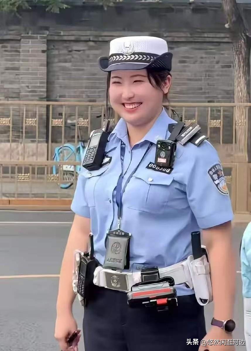 北京鼓楼女交警爆火！23岁苌天天笑容治愈安稳，不少长辈网友直呼她是理想孙媳妇
 