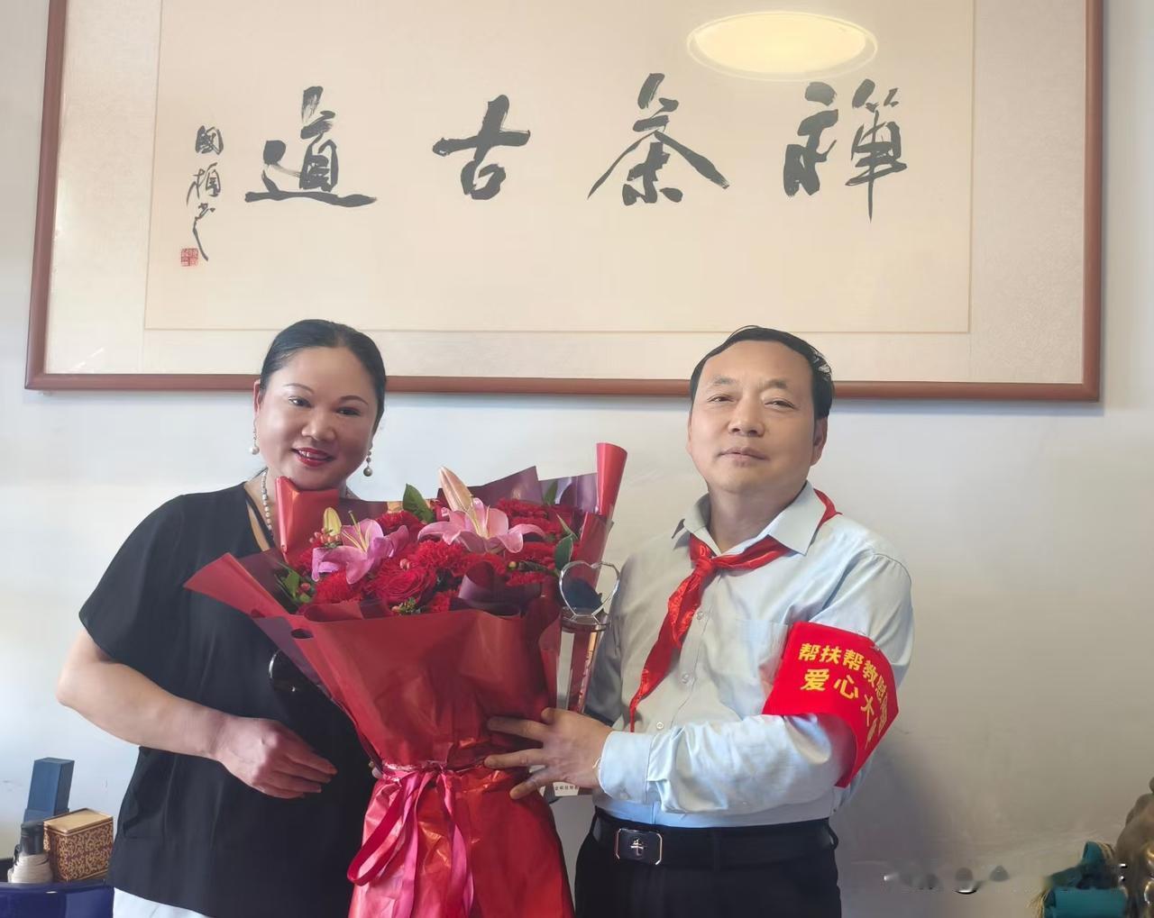 今天，社会帮扶帮教组织送来鲜花和奖杯。