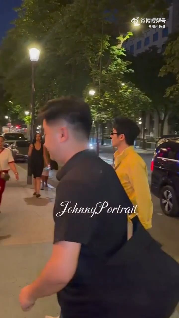 邓为黄衬衫巴黎路透 谁家帅哥一大早就来鲨人啊！黄衬衫穿得这么有质感，五官精致得像