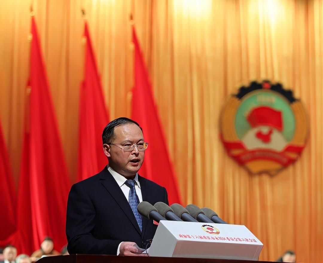 全国政协委员洪明基在最近的采访中提出了一项备受关注的建议：将高考英语分值从150