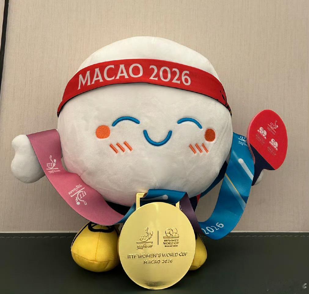 此女在1/8对方赛点的时候蜜汁微笑决赛拿下后的得意比三手势然后回家会给三个波仔排