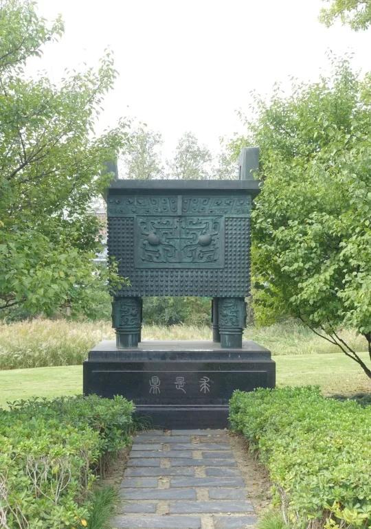 你好，展信佳丨藏在紫金港里的“鼎”级浪漫
漫步紫金港校区
两尊静静伫立的青铜鼎