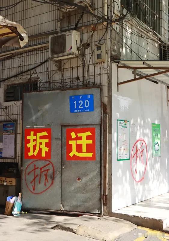 深圳一男子拿到了2000万的拆迁款
可是他不去买房

而是选择每天住五星级酒店6