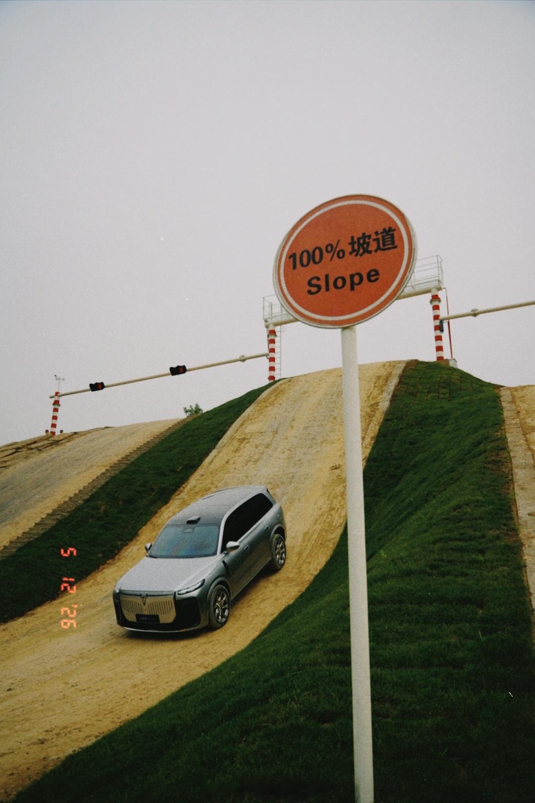 我们在宜昌测试场把岚图泰山X8往si里造了一圈，一个字，惊。5米2的大五座SUV