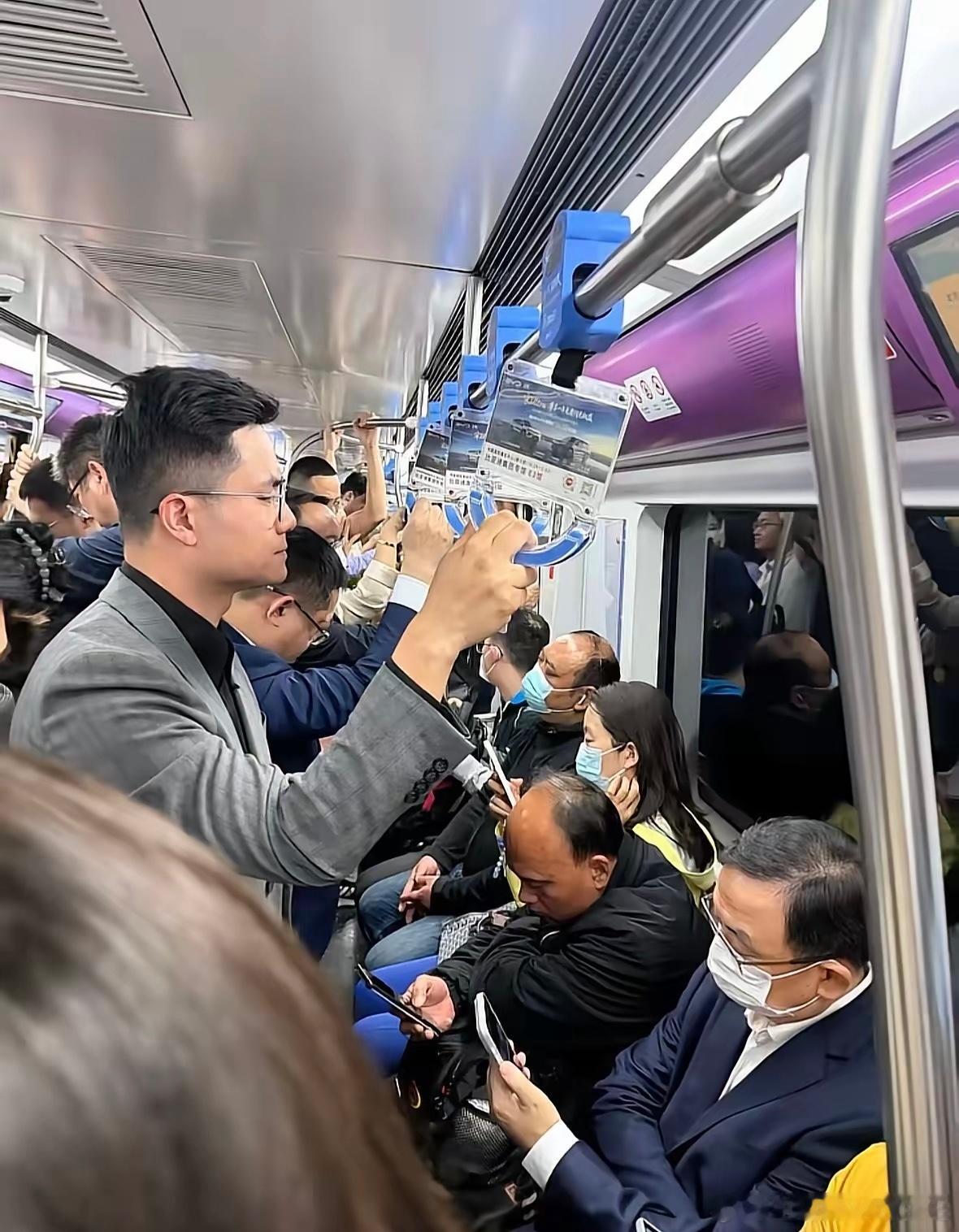 万亿市值的大佬们都在挤地铁！骑共享单车！太卷了！ 