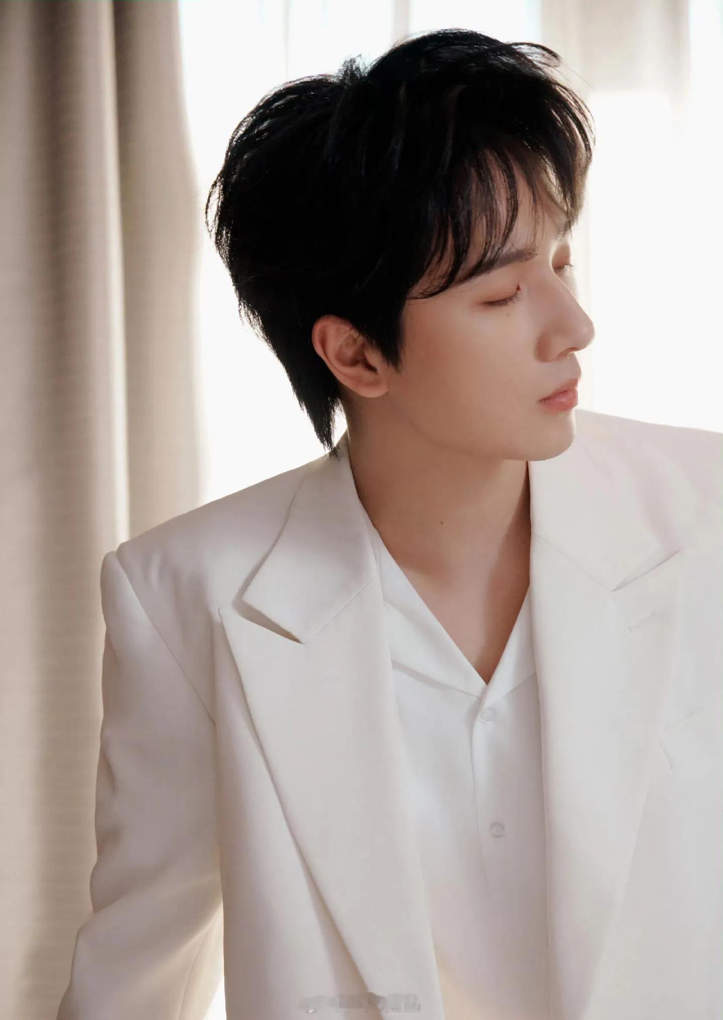 流量男星侧脸李宏毅的侧颜无需多言太权威了吧，一眼沦陷啊，硬帅 ​​​