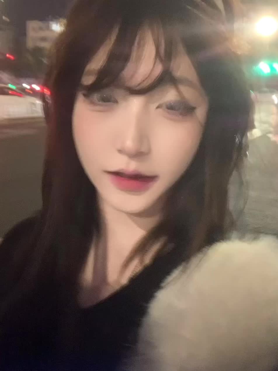 于是我妥协了 不再想着跟你联系 也不再幻想你我还会有以后