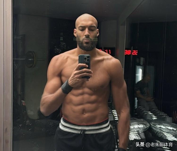 削发明志？
近日，森林狼球员戈贝尔在个人社交媒体上突然发了一张自己新发型的照片。