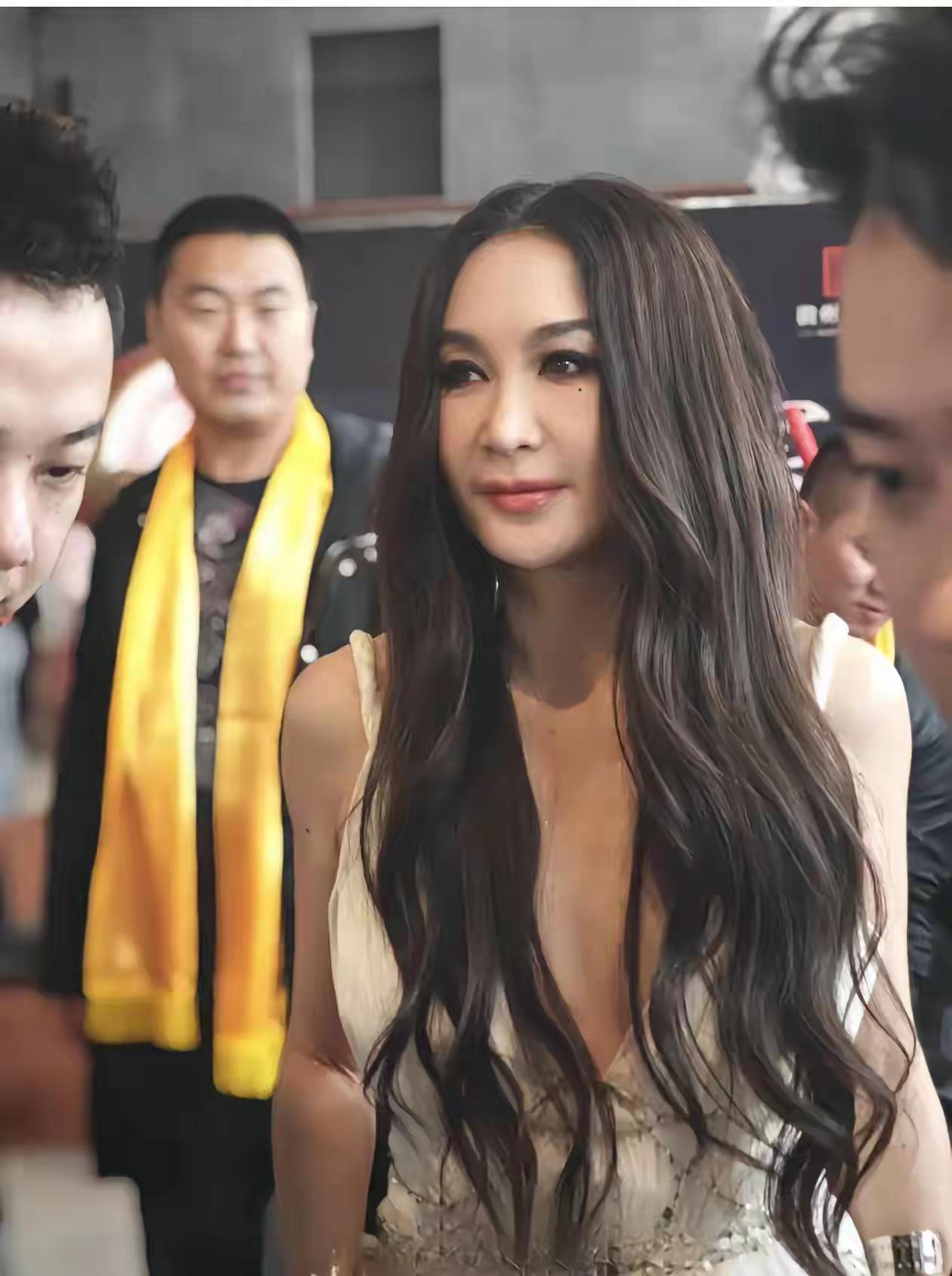 59的温碧霞像个30岁的美少妇，如果你是个年轻男子，愿意娶她回家吗？