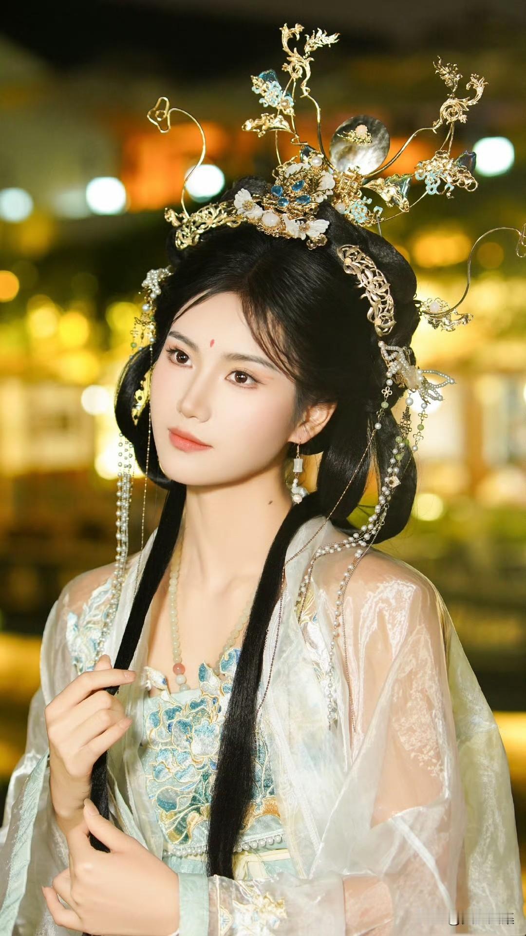 夏思凝这个100栏美女，真的是又美又飒。她出生于2003年，14岁就拿下全国中学