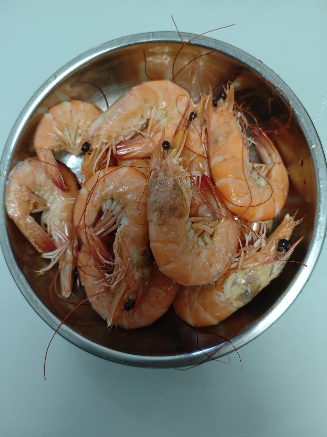 今日美食记录儿媳妇说想吃虾了，今天从农贸市场买了点虾，用水焯一下，白灼虾，再用点