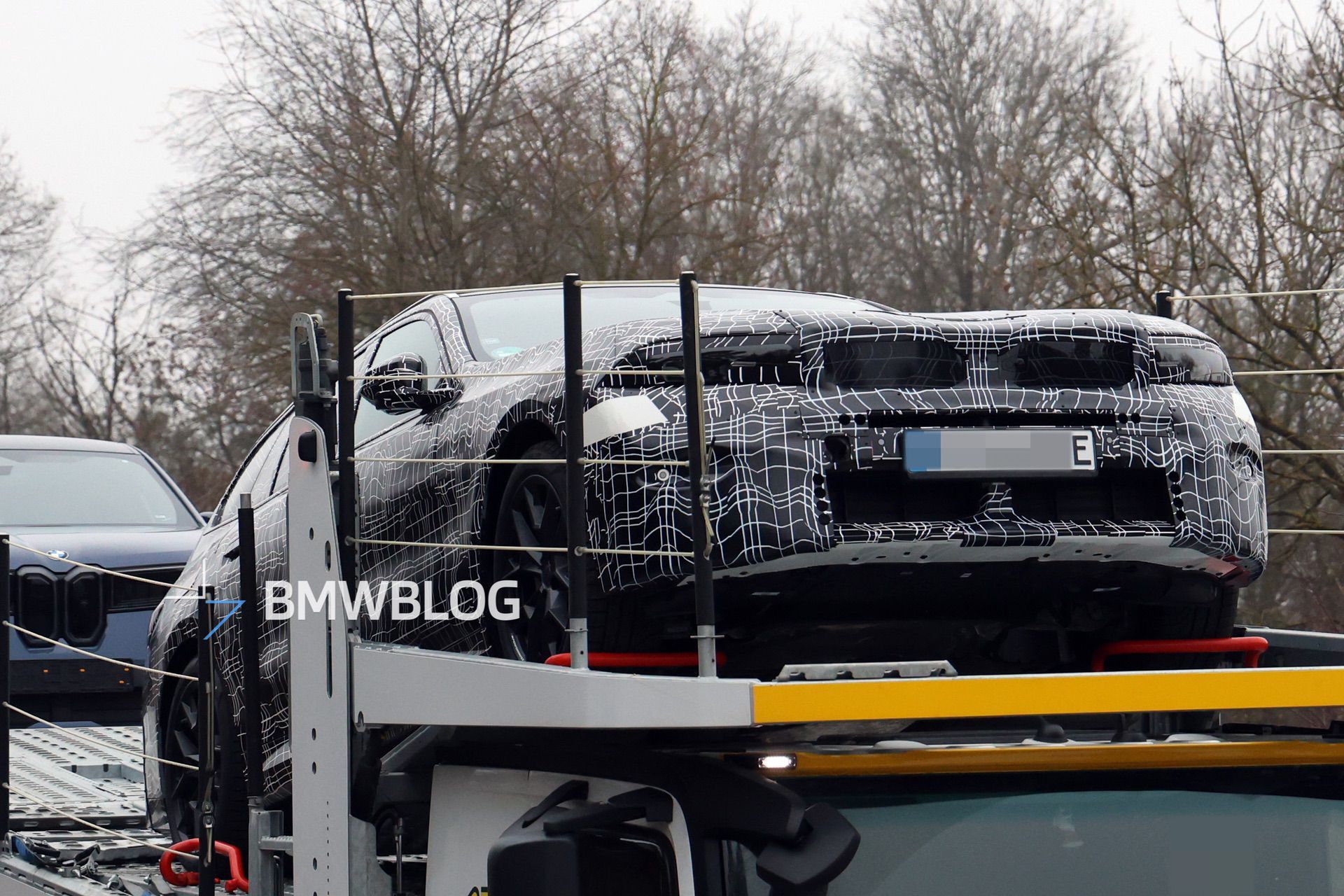 2027款BMW 5 Series Touring中期改款伪装车曝光。改款5系并