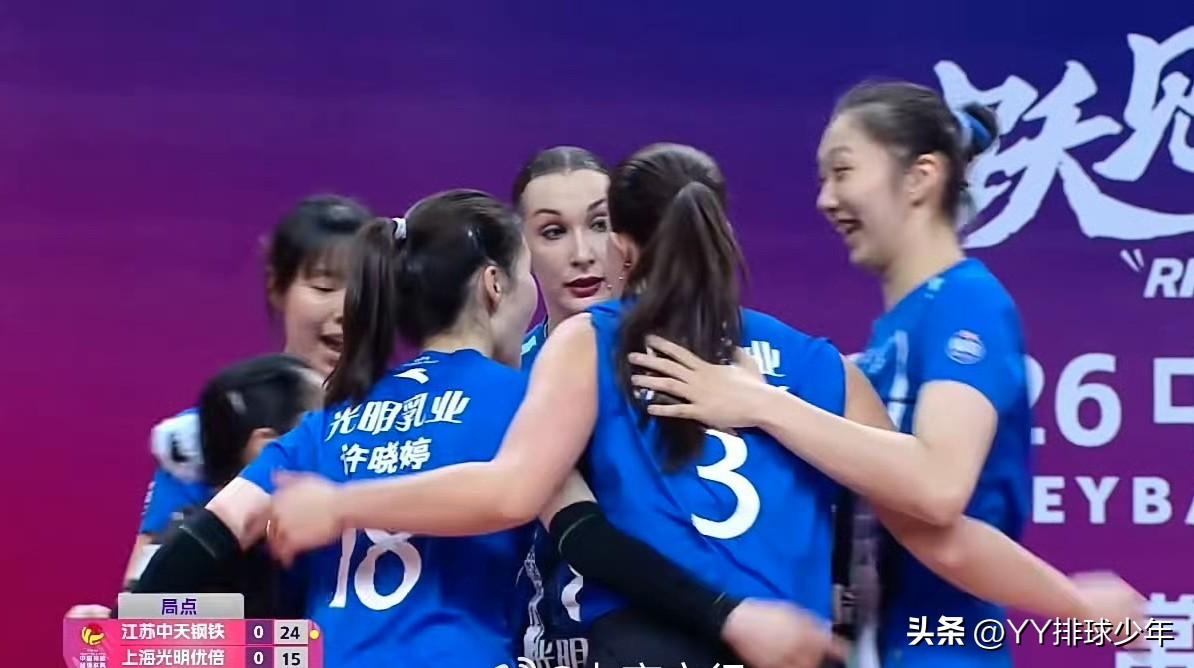 排超联赛决赛首回合打响，首局较量中江苏女排气势如虹，以25-16轻松拿下上海女排