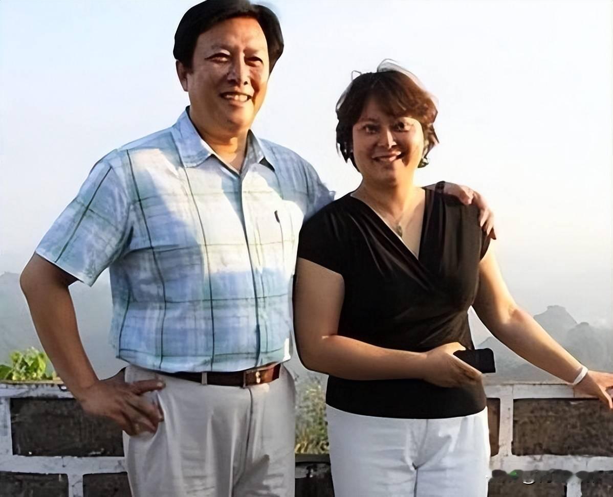 谁能想到家喻户晓的唐国强女儿唐莉，竟活成烟火里的普通人。

1983年出生的唐莉