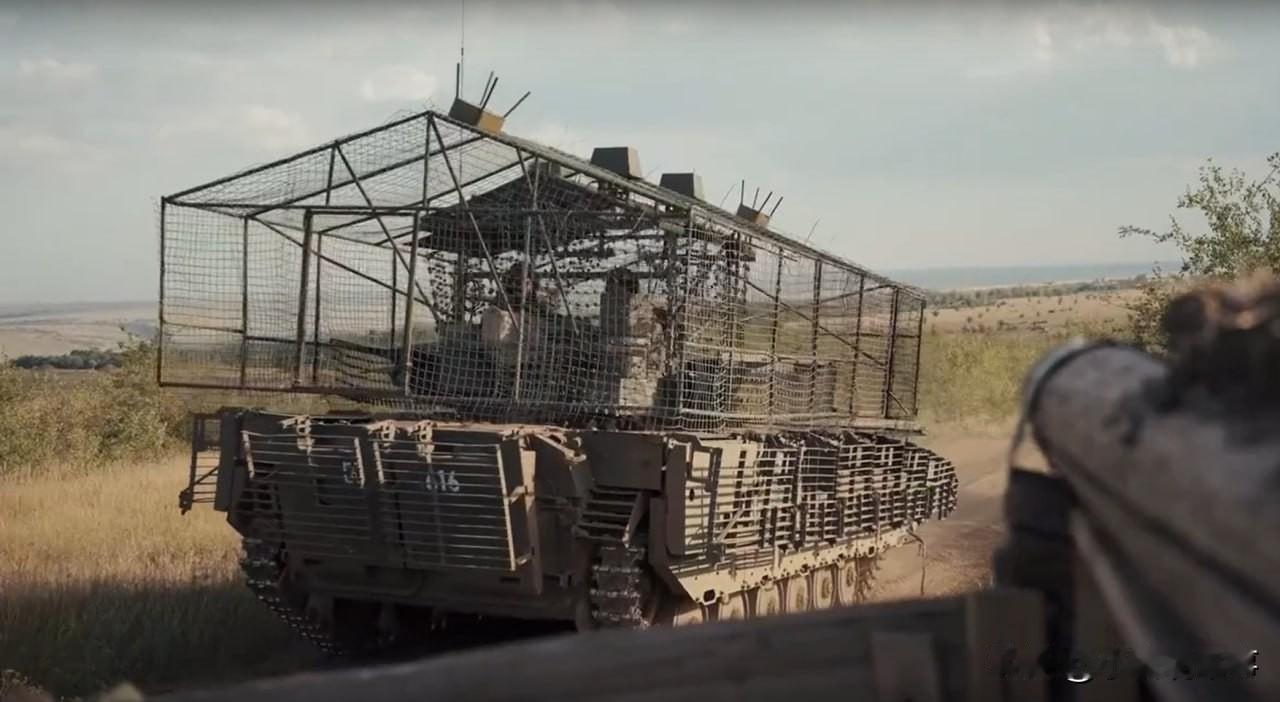 俄罗斯的BMP-2步兵战车上配备了双重反无人机“烧烤架”。

俄乌局势 未来轻步