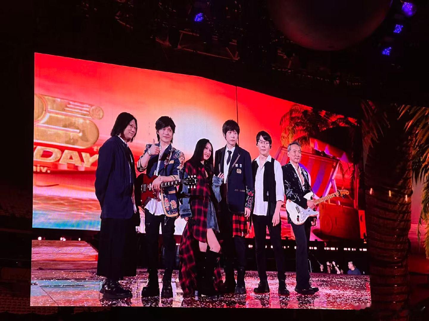 五月天上海演唱会嘉宾陈粒 五月天陈粒同台 陈粒不仅开唱加场，还来当五月天嘉宾，这