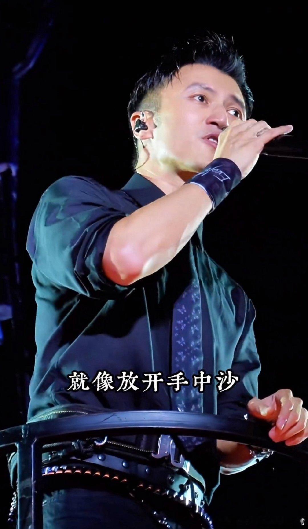 谢霆锋演唱会状态 两小时全开麦，黑衣墨镜，对着天空说"谢谢你"。45岁的谢霆锋，