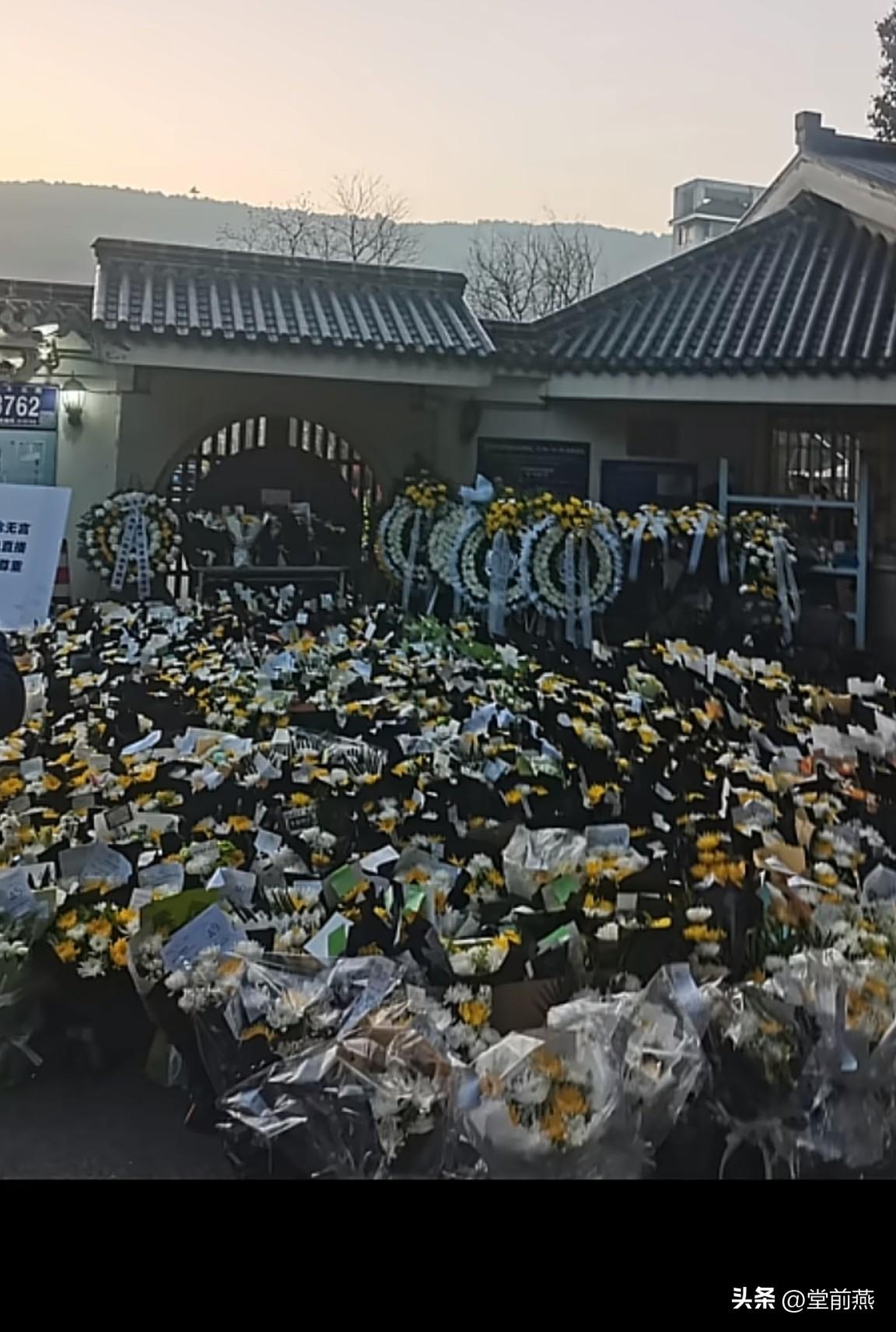 你敢信，这是民众自发的，这是青年人自愿的，今天送张老师的来了上万人，这说明什么？