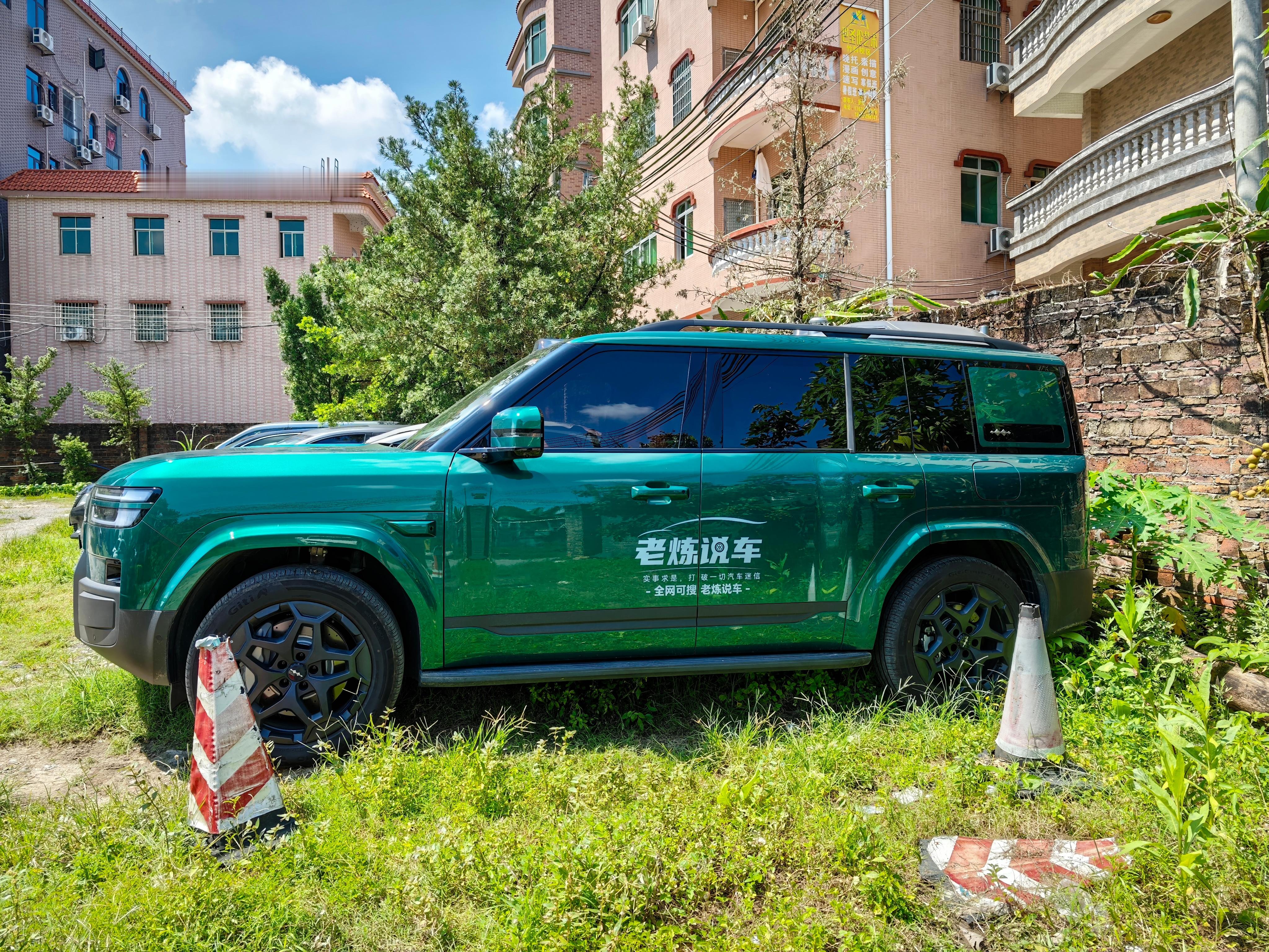 今天出发去试一台老牌豪华品牌的新能源SUV，大家猜猜是哪台车？大v聊车豪华汽车品