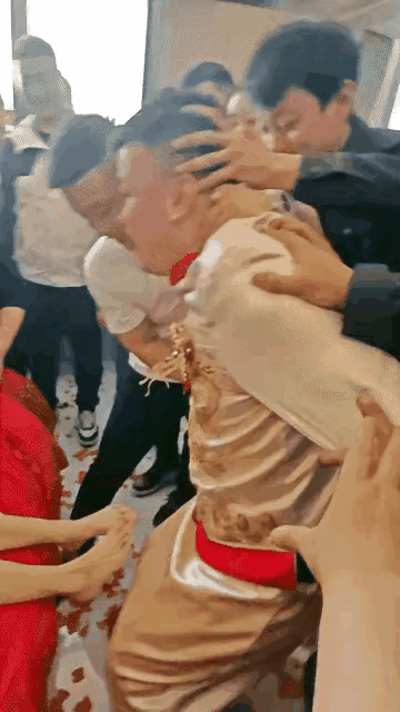 闹婚闹到这种程度，已经把整个婚礼的喜庆氛围完全破坏掉了，也不知道这是哪里的闹婚习