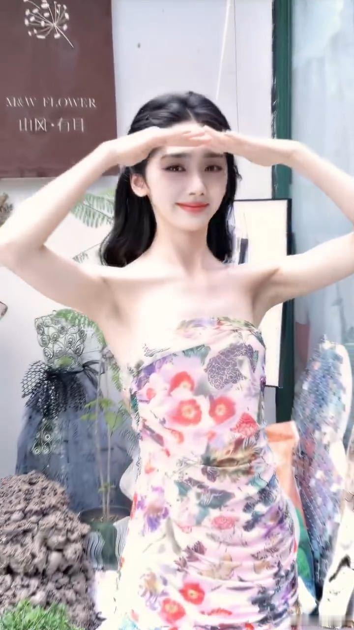 你们当中有一个王影璐很美 她在献鱼里的甜是清爽挂的！工作室物料里这点超明显，看着