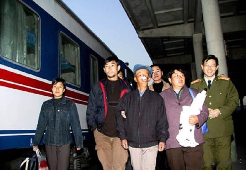 他3岁被狼咬掉了半张脸，父亲将其无情的扔到山洞中，他却顽强的活了下来，姐姐花30