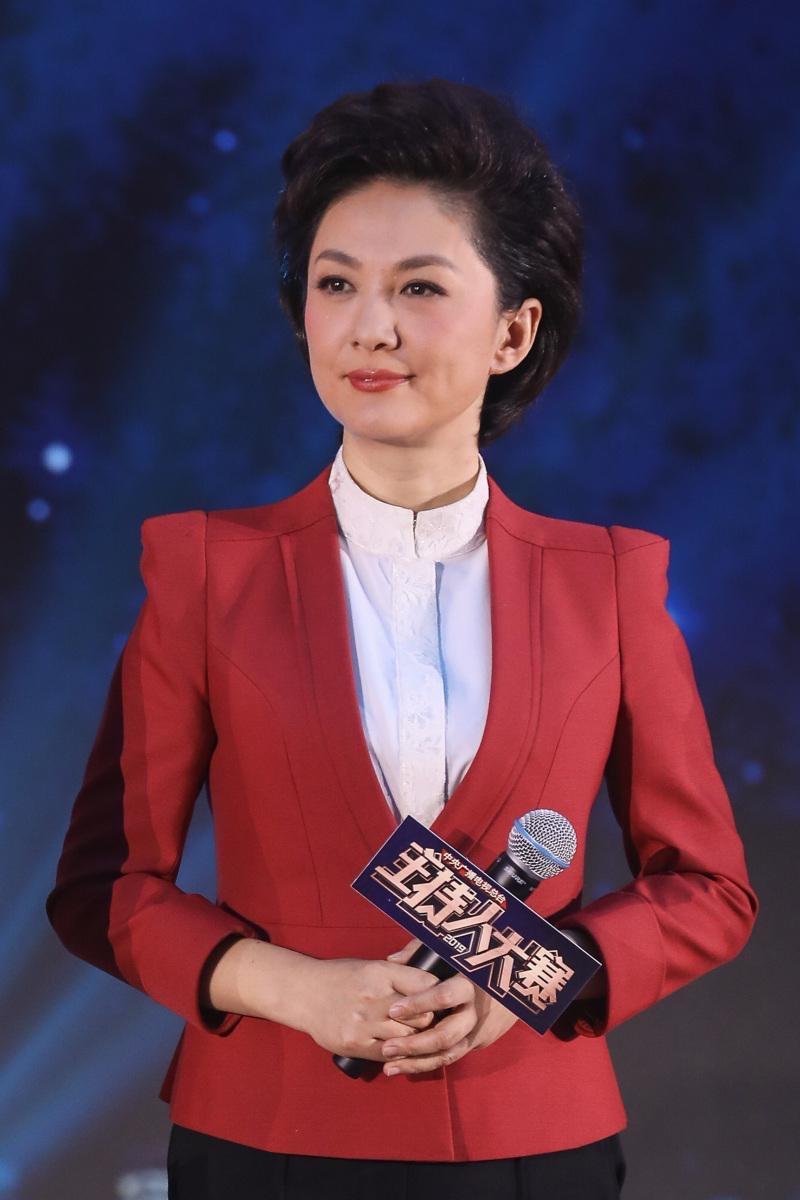 海霞含泪自谦“笨闺女”返乡任职：一改央视主播形象，躬身深耕文化传承

1月23日