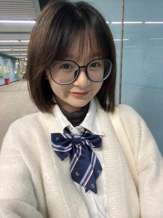 短发眼镜妹ʕ •ᴥ•ʔ