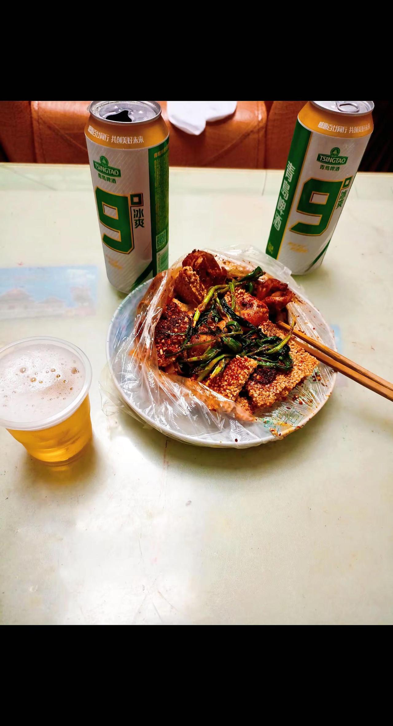 人生好比一杯酒，人生是杯酒，有醉也有泪，有错也有对，人生是场像，有爱也有恨，不要