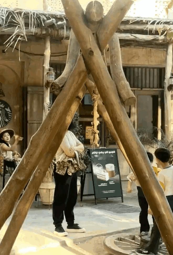 马龙和夏露去迪拜旅行，夏露坐在星巴克喝咖啡，婆婆公公在带孩子马龙带着夏露去迪拜旅