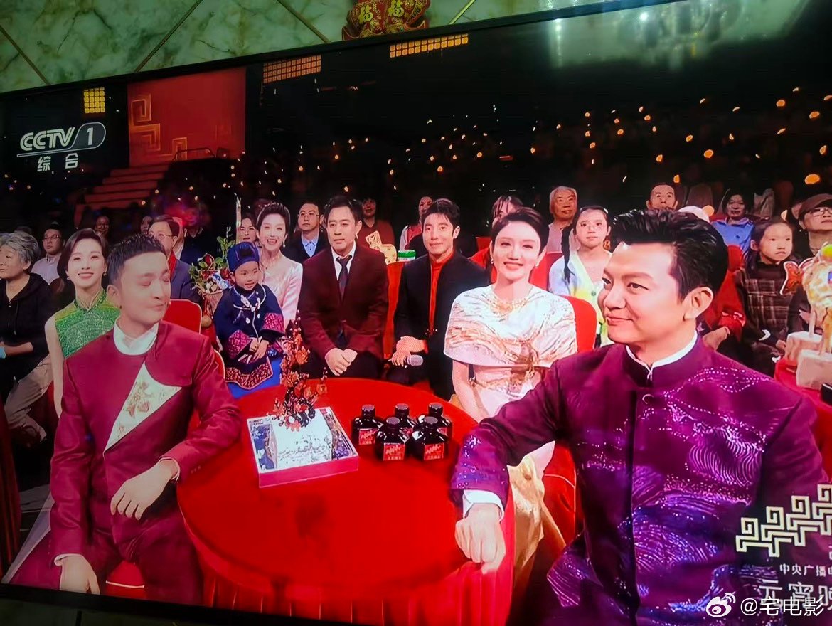 龙洋元宵晚会眼妆好多了官方认证不如萌娃认证，龙洋直接拿下了四岁小观众的MVP，这