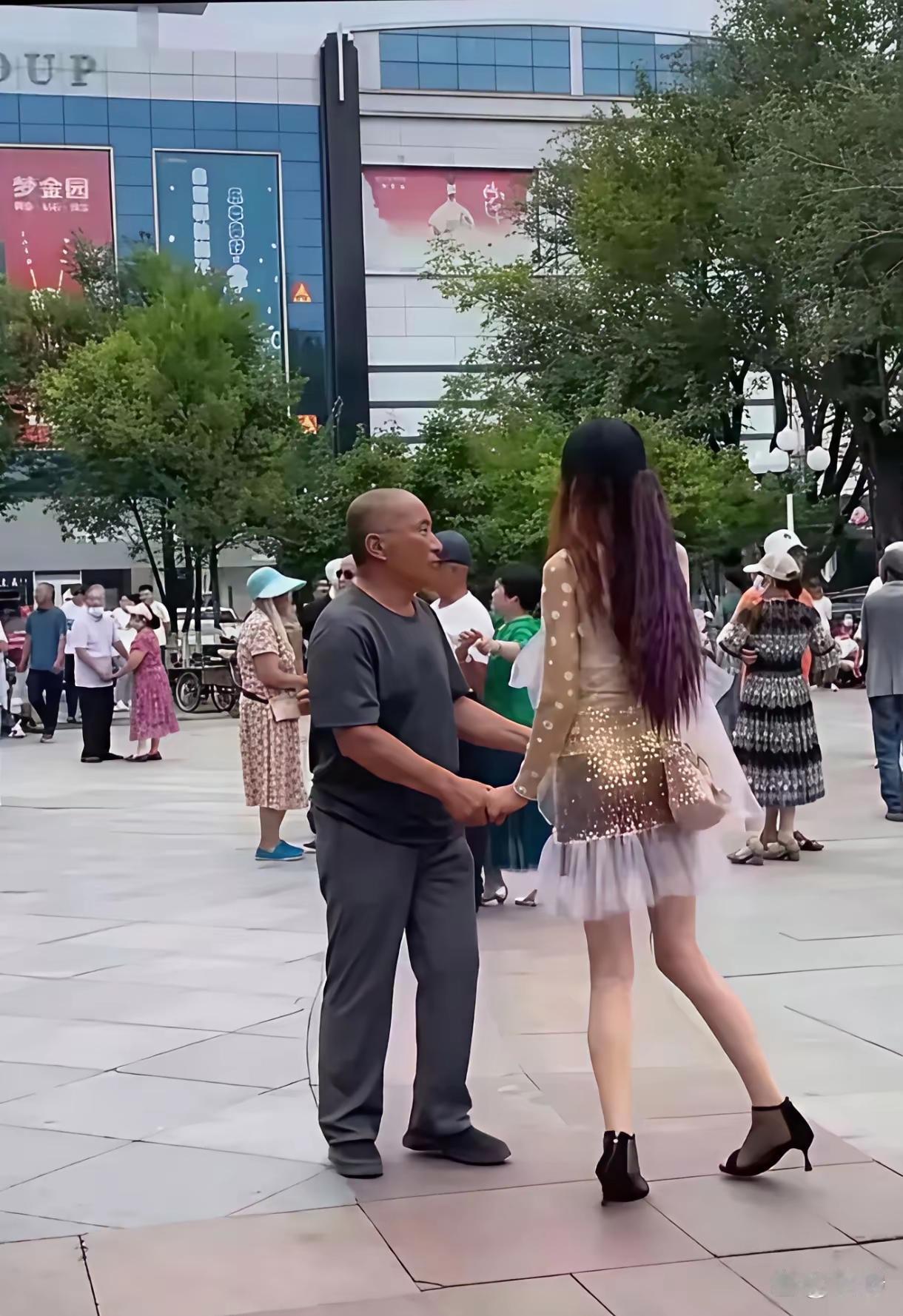 看后面身材顶呱呱，转过身来稀里化拉
​网友评论：
​第一张图以为大爷是痴情，后来