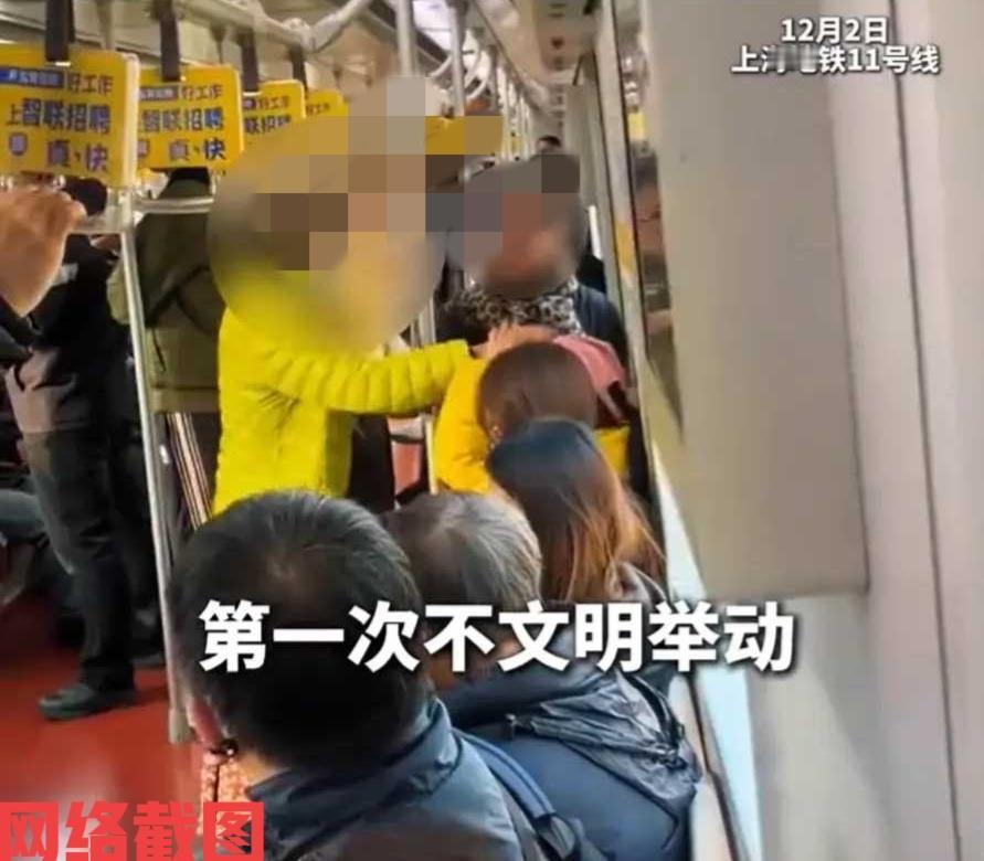 上海有大妈乘坐地铁自称自己是残疾人。

这位大妈一进地铁车厢后，就走到爱心专座这