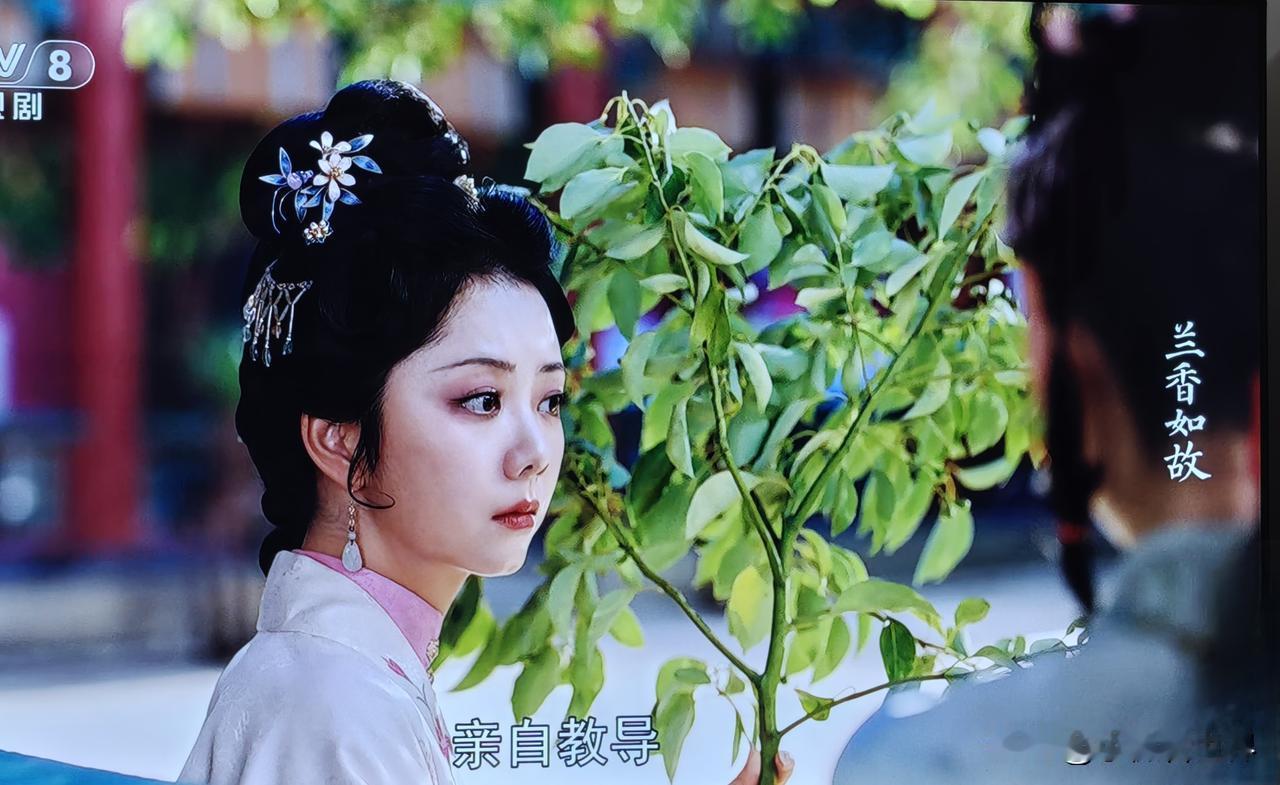 这个林家二妹妹竟然揪着两丛花束挡着脸就过来了！这么鬼鬼祟祟的她到底想干嘛呢？
