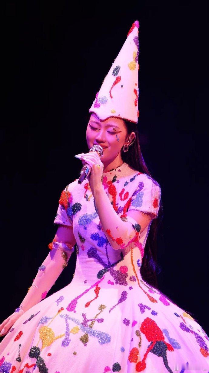 单依纯[超话]单依纯演唱会 去了成都场的人都在夸，单依纯的现场太绝，歌声既有力量